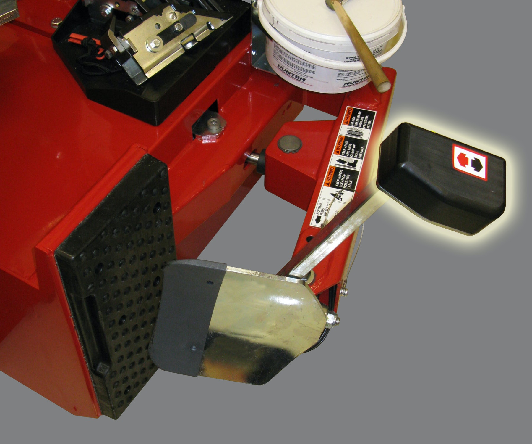 Hunter improves TCX575 tire changer’s bead loosener Auto Service