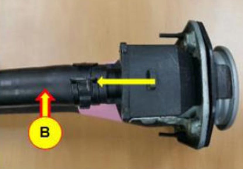 Pull the hose (B) in the direction of the arrow to remove the air drain case from the filler neck.